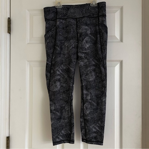 LULULEMON Time to Sweat Print Crop Leggings in Alpine B&W Print - Picture 6 of 11